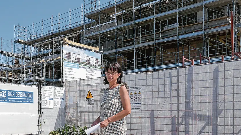 Monica Michielin, mamma di Mattia Battistetti, davanti al cantiere della tragedia in via Magellano