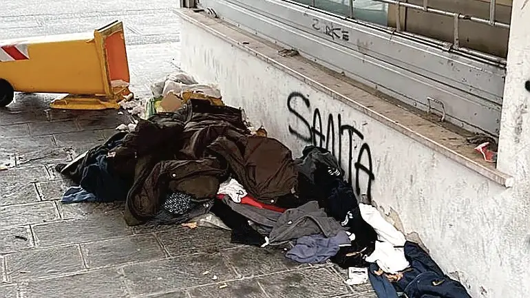 Rifiuti e degrado all’esterno dell’ambulatorio medico di San Liberale