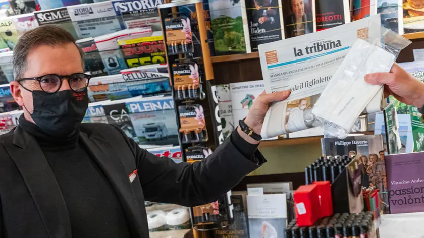 De Marchi Conegliano Edicola Fabian Giorgio Il giornale con le mascherine in regalo