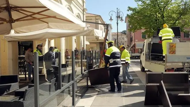 Borghesi Montebelluna locale Fellini smantellato dai vigili urbani e operai del comune