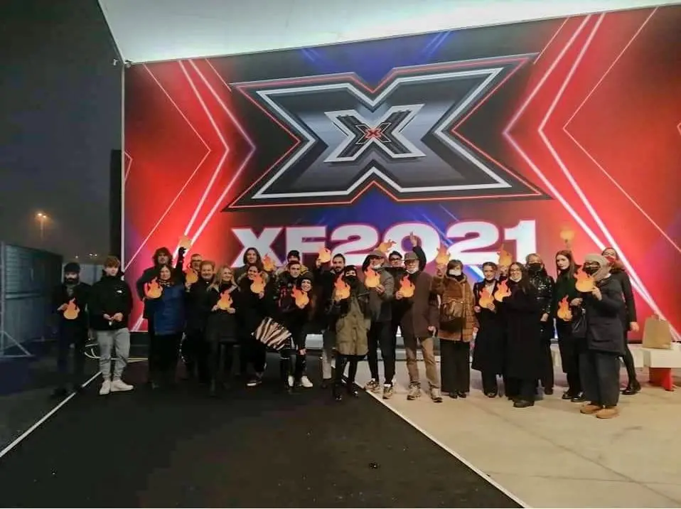 Le "fiamme" dei sostenitori dei Bengala Fire alla finale di X-Factor