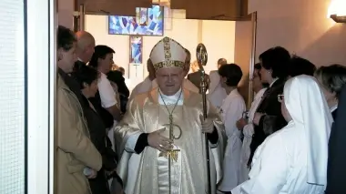L’allora vescovo Zenti in visita al De Gironcoli, in una foto di repertorio