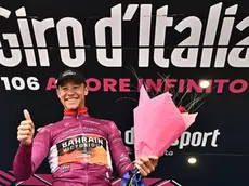 Jonathan Milan (Bahrain Victorious) indossa la maglia ciclamino dalla seconda tappa vinta a San Salvo