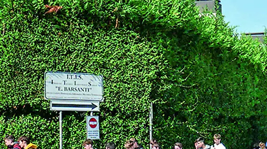 Ragazzi all’uscita dell’Itis Barsanti