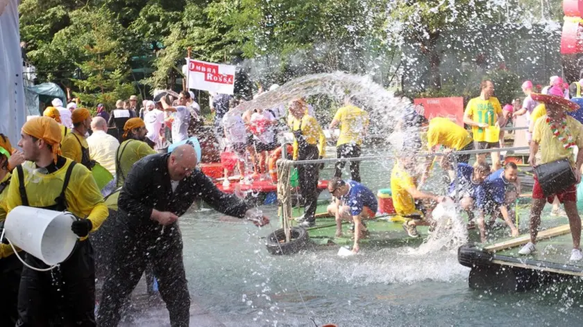 AGOSTINI TREVISO FESTA DEA SARDEA, DISCESA DELLE BARCHE LUNGO IL SILE