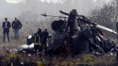 SANTA LUCIA DI PIAVE TV 20071108 UN ELICOTTERO USA AMERICANO " BLACK HAWK " PRECIPITA DURANTE UNA ESERCITAZIONE SUL GRETO DEL FIUME PIAVE IN ZONA SANTA LUCIA, SEI SOLDATI MORTI E CINQUE FERITI. nella foto i rottami dell'elicottero (AFC/AFC )