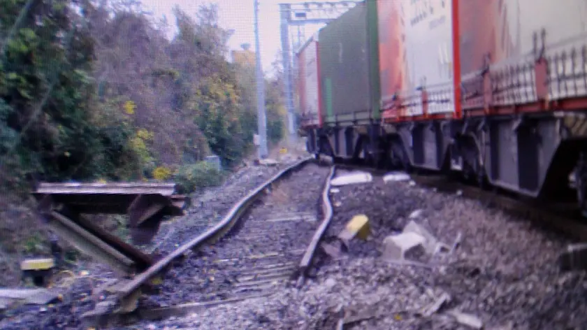 I binari contorti nel tratto interessato dal deragliamento del treno merci a Spresiano
