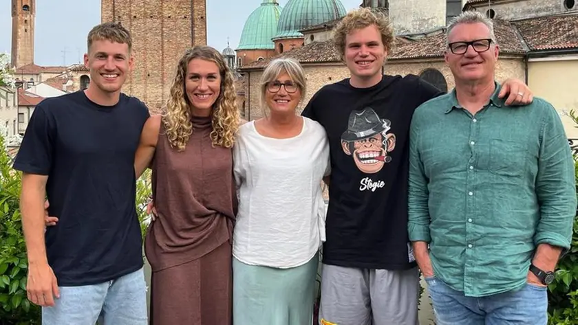 La famiglia Kirwan al completo: da sinistra Nico (calcio), Francesca (volley), mamma Fiorella (volley), Luca (canottaggi e vela) e John (rugby)