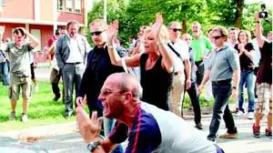La rabbia dei lavoratori che bloccano l'auto dei manager