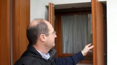 Stefano Salamon mostra la finestra forzata
