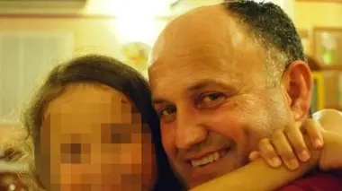 Silvano Ceccato, 50 anni, tecnico della Breton con la figlia minore Sotto una delle poche immagini degli scontri in corso sfuggite alla censura del regime libico