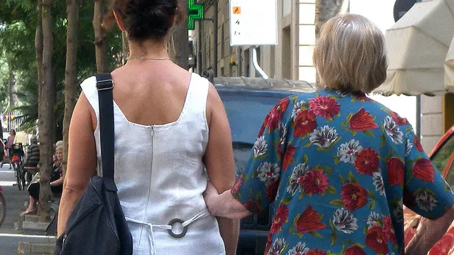 Una donna con la badante in una foto d'archivio a Ponterdera. L'Inps ha recuperato dalla lotta all'evasione contributiva circa 4,5 miliardi nei primi 11 mesi del 2010 con un aumento del 10% rispetto allo stesso periodo del 2009. ANSA
