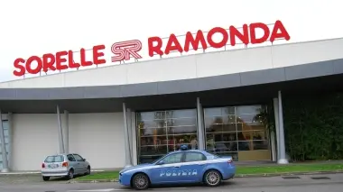 La volante della polizia ieri davanti al negozio di abbigliamento