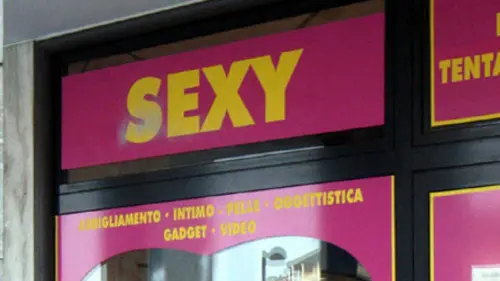 castelfranco scritte vetrina sexy shop