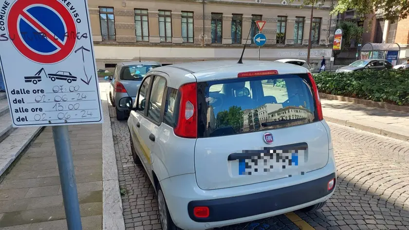 L’auto delle Poste parcheggiata all’interno in uno stallo disabili