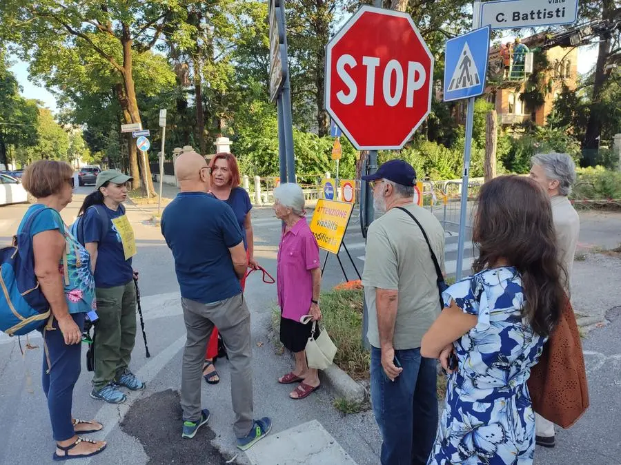 I cittadini in protesta assieme all'assessore Sandro Zampese