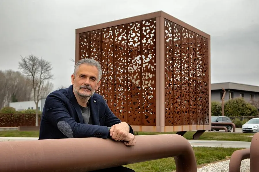 Alberico Crosetta nel "parco del design" creato all'esterno dell'azienda