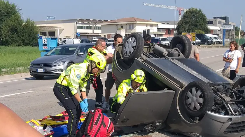 L'auto ribaltatasi a Vascon di Carbonera