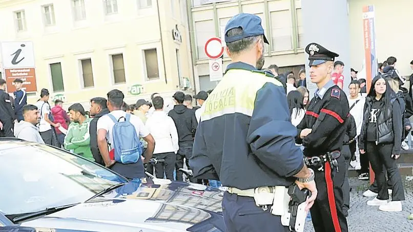I controlli di carabinieri e polizia locale in piazza Borsa