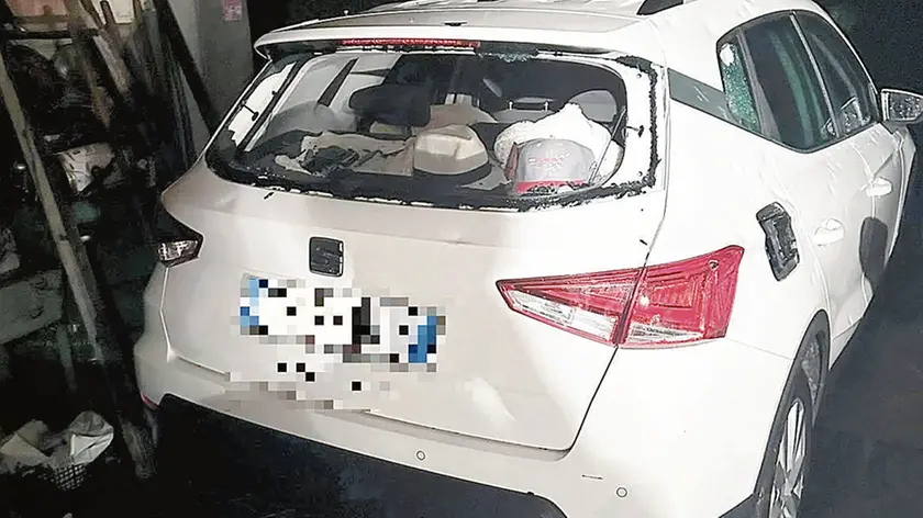 Una delle auto sfondate dalla grandine nel Quartier del Piave: a migliaia di mezzi è toccata la stessa sorte