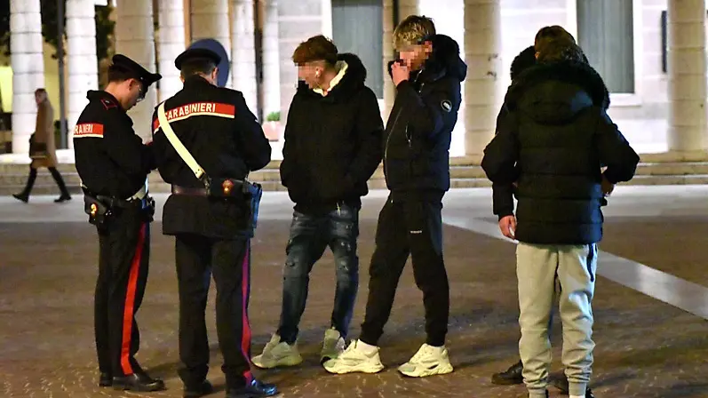 Due immagini dei controlli ieri sera in centro a Montebelluna da parte di carabinieri e polizia locale