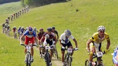 SPETTACOLO. Bikers in gara sul Montello e, a sinistra, Massimo Panighel