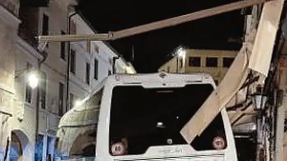 Ll bus schiantato contro un plateatico lunedì sera in piazza ad Asolo