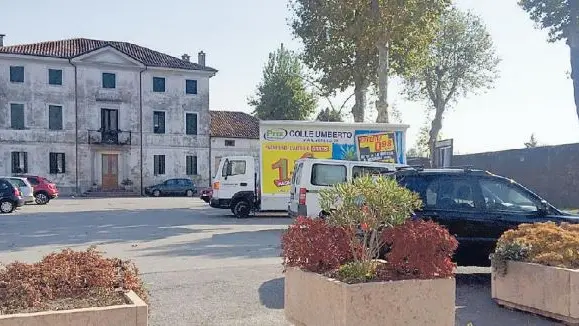 Piazza Fiume a San Giacomo con le ex scuole Nazario Sauro