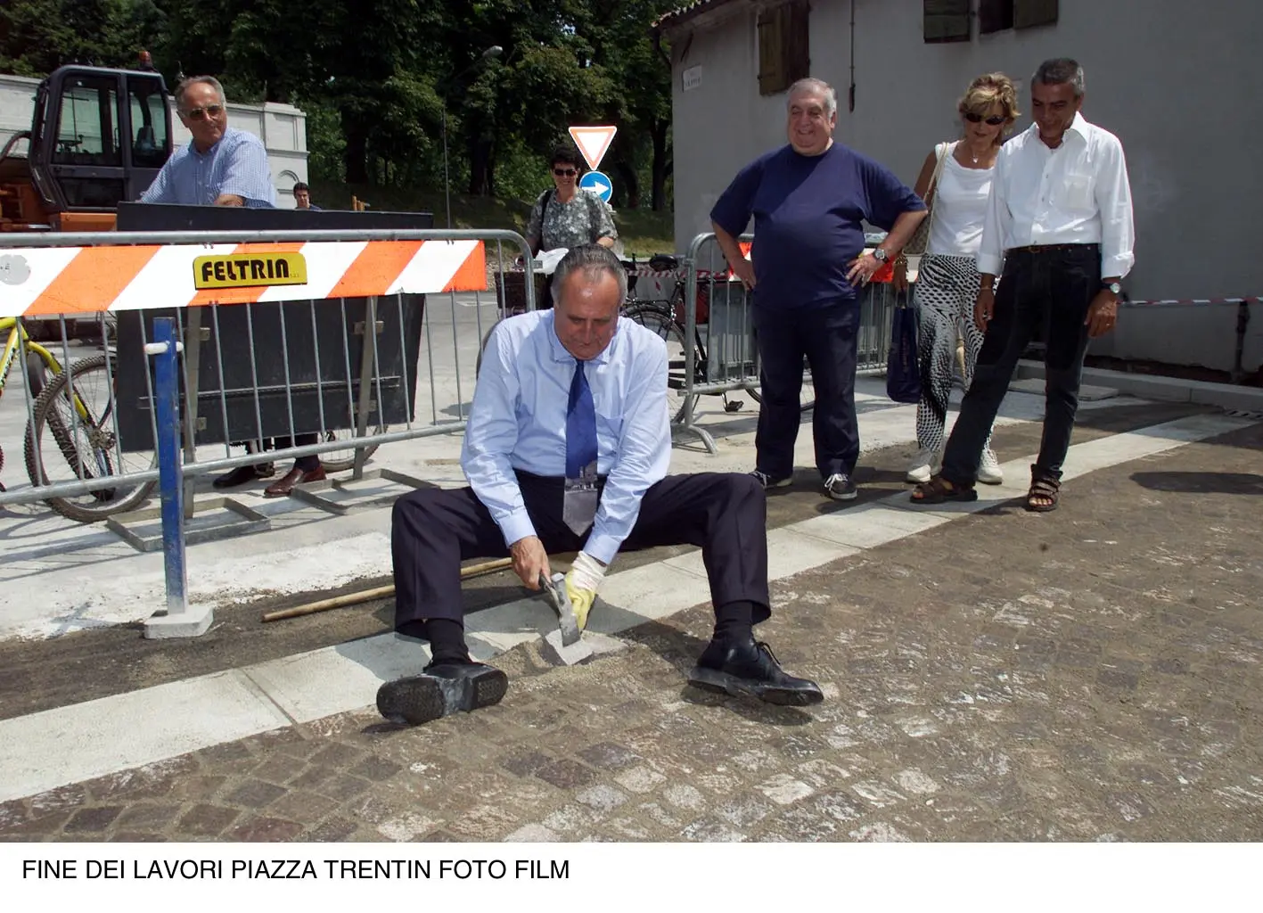 Giancarlo Gentilini lascia la politica all'età di 94 anni: ripercorriamo con una fotogallery alcune delle tappe più significative della sua carriera, passando anche per alcune prese di posizione che scatenarono roventi polemiche: dalla battuta sugli immigrati come "leprotti" al "taglio delle panchine" per evitare che ci svernassero i "fannulloni"