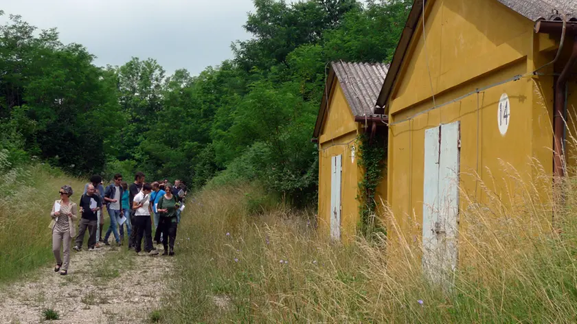il gruppo di professionisti della Fondazione Benetton esplora l'area della polveriera