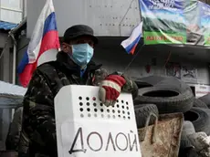 epa04166874 A pro-Russian activist guards the entrance of the security service building occupied by Pro-Russian activists in Lugansk, Ukraine, 14 April 2014. The pro-Russian activists occupying state institutions in eastern Ukraine said 14 April that they will not heed an ultimatum by the government in Kiev. Ukraine's acting President Oleksandr Turchynov on 13 April warned that a military operation would be launched against them if the separatists did not lay down their arms by 0700 GMT. The situation escalated over the weekend when armed men in camouflage uniforms seized numerous police stations and administrative buildings in Ukraine's eastern Russian-speaking provinces. EPA/ZURAB KURTSIKIDZE
