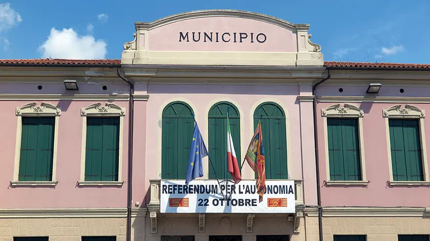 DeMarchi Vedelago striscione pro referendum appeso sul municipio
