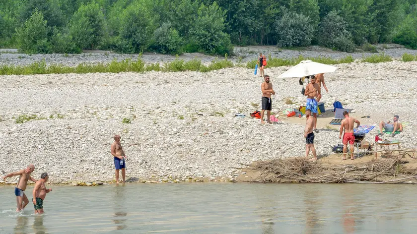 I bagnanti domenica 14 luglio sulle rive del Piave, all’altezza dell’abbazia di Santa Bona a Vidor