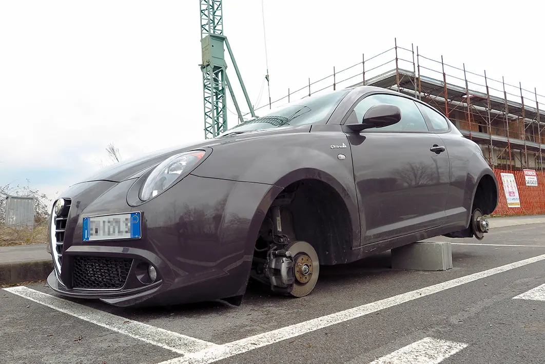L'auto derubata di ruote e cerchioni