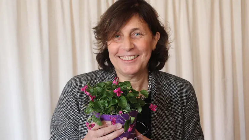 Silvia Ricci con la viola che le ha dedicato il vivaio Priola