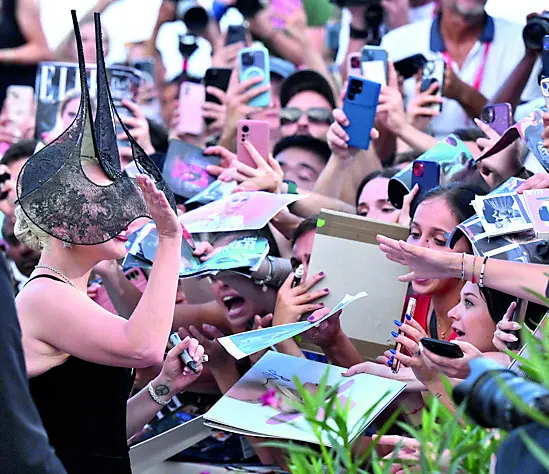 La ressa di fans per Lady Gaga