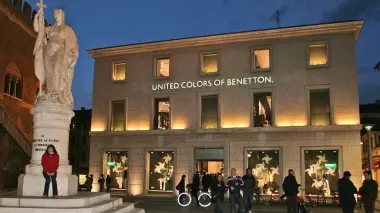 Il negozio Benetton in piazza Indipendenza
