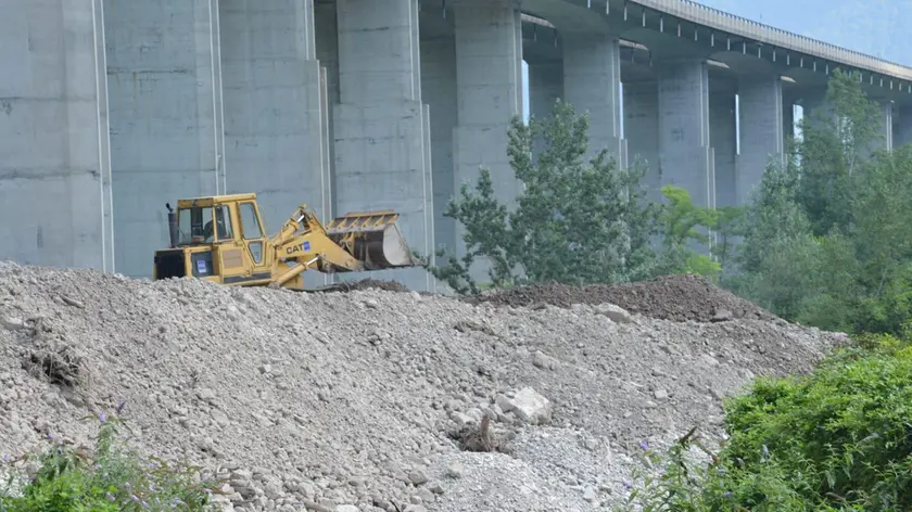 Le ruspe al lavoro per liberare la strada