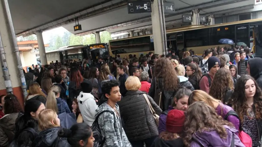 AGOSTINI AG.FOTOFILM TREVISO STUDENTI ALLA FERMATA AUTOBUS STAZIONE DEI TRENI