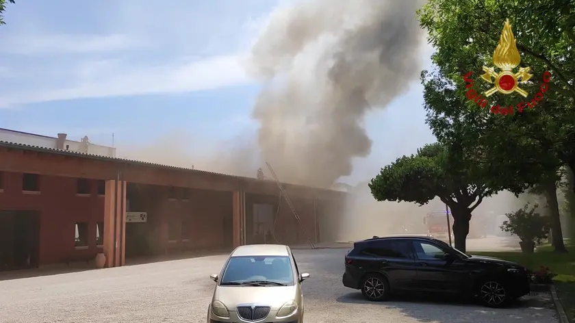 Il fumo sul tetto del capannone