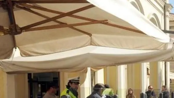 Borghesi Montebelluna locale Fellini smantellato dai vigili urbani e operai del comune
