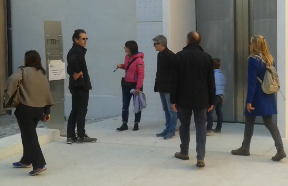 La gente che domenica sperava di accede al Museo, chiuso