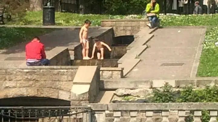 Il bagno dei bimbi nella fontana di piazzetta Sant'Andrea