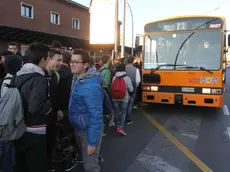 Folla di studenti al mattino alla stazione dei treni per l'attesa dei bus