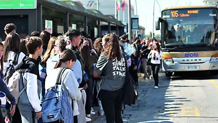 Un bus Mom nell’orario di punta davanti alla stazione