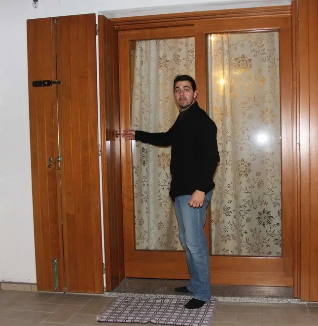 ALLEGRANZI VISNADELLO LADRO BLOCCATO DA ALLESSANDRO BARDI E BIASIN FILIPPO IN MAGLIA VERDE, IN VIA VEGRI,46