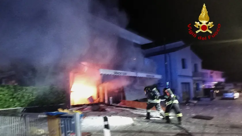 L'intervento dei vigili del fuoco nel bar di vicolo Marangon a Quinto