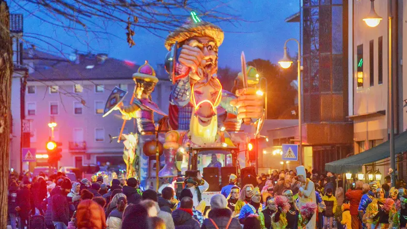 Una sfilata di carri mascherati in notturna. Il Carnevale continua questo fine settimana