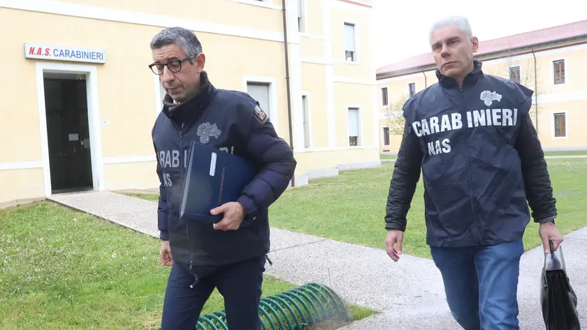 I carabinieri del Nas davanti alla sede di Sant’Artemio a Treviso