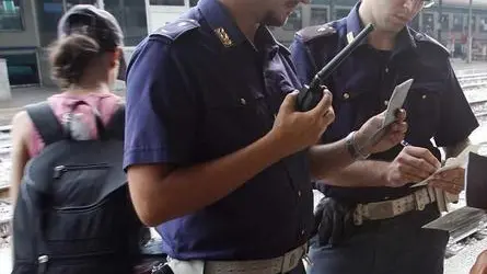 20060725 - GENOVA - CRO - IN FUGA DA PADRE PADRONE, TUNISINE SALVATE DA POLFER. Agenti della Polizia ferroviaria effettuano controlli alla stazione Porta Principe, oggi a Genova. Fuggite da casa, da un paese in provincia di Treviso, per sottrarsi alle ripetute angherie e violenze del padre, due sorelle tunisine di 17 e 19 anni, sono state trovate e aiutate dagli agenti della polfer di Albenga, che, sentito il loro racconto e dopo averlo verificato con una serie di accertamenti, hanno segnalato la vicenda al commissariato di polizia competente per il territorio, che ha arricchito il racconto con testimonianze e referti medici. Alla luce del quadro indiziario, le magistrature genovese e trevigiana hanno sospeso la patria potesta' al genitore, un tunisino di 43 anni, che aveva anche presentato la denuncia di scomparsa, e vista l'accusa di maltrattamenti in famiglia e lesioni personali, hanno previsto l'obbligo di firma al commissariato di zona...LUCA ZENNARO - ANSA - KRZ..